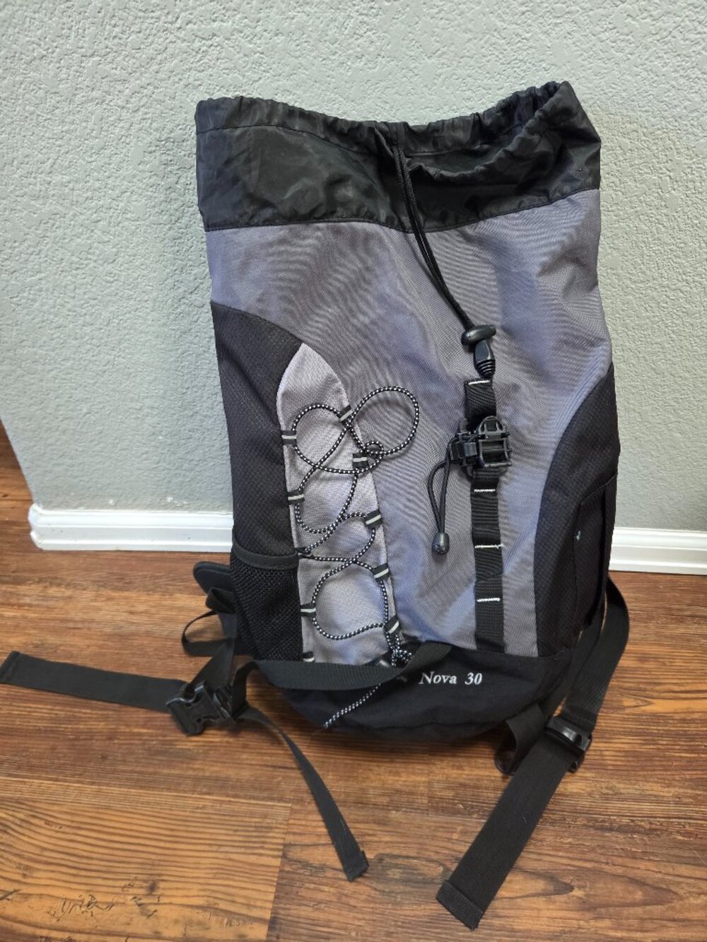 Hi-Tec Nova 30 Backpack - Gray/Black